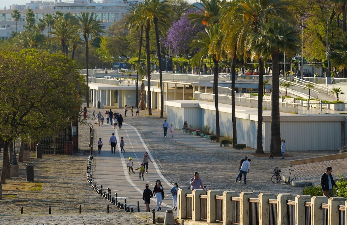 Adultos y niños por el paseo Marqués de Contadero, un día antes de poder salir a practicar deporte y pasear por las calles y parques de Sevilla a 1 de mayo del 2020