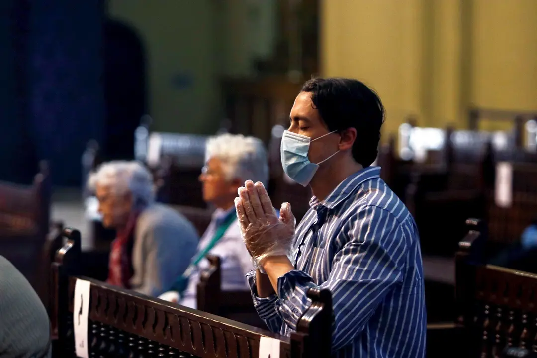 Celebraci&oacute;n de una misa en la en la Fase 1 