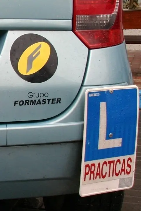 Coche de pr&aacute;cticas de autoescuela