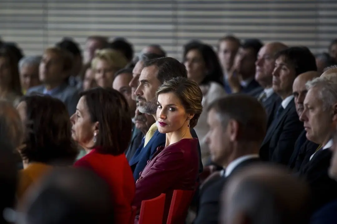 Santander_23-06-17_Los Reyes Felipe y Letizia acuden a la inauguraci&oacute;n del Centro Bot&iacute;n en Santander, en un momento del acto la Reina fija su mirada en el objetivo de la c&aacute;mara.(Foto:Javier Cotera)