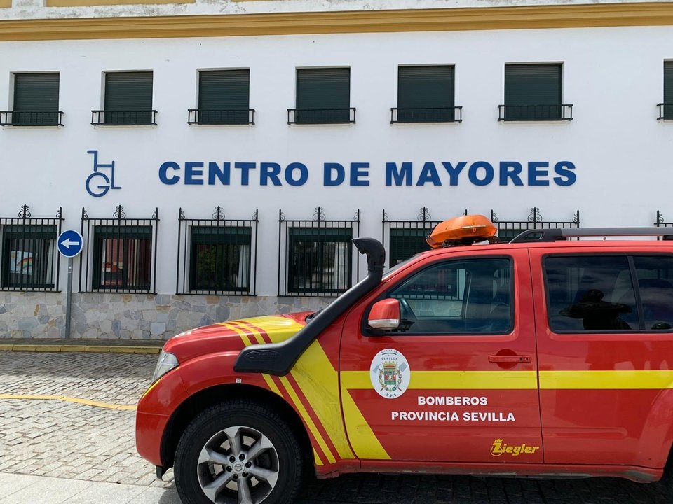 Bomberos de la provincia desinfectan residencias de mayores en varias localidades de Sevilla