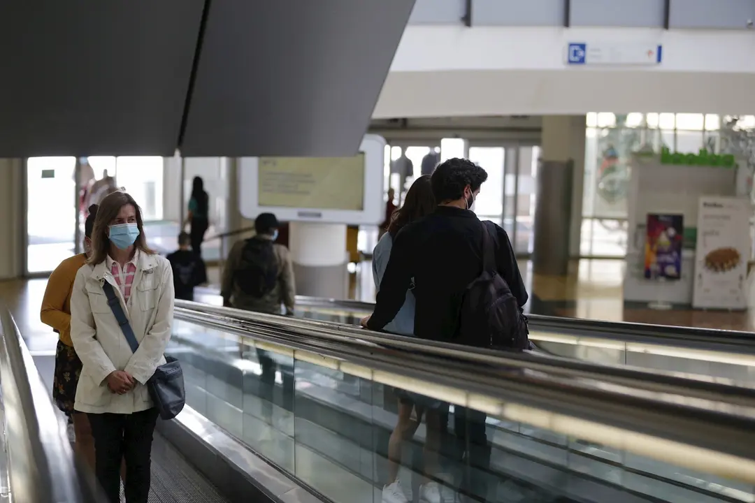 Varias personas utilizan las rampas mec&aacute;nicas en el interior del Centro Comercial 