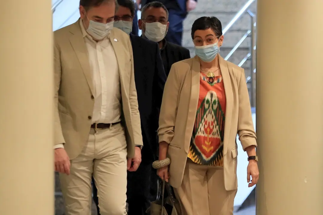 La ministra de Asuntos Exteriores, Uni&oacute;n Europea y Cooperaci&oacute;n, Arancha Gonz&aacute;lez Laya (d), se dirige a comparecer ante la Comisi&oacute;n de Asuntos Exteriores del Senado, este jueves en Madrid (Espa&ntilde;a), a 21 de mayo de 2020.