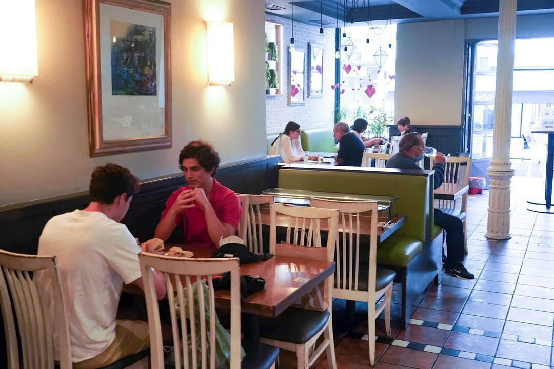 Clientes en un restaurante el día en el que se reabren al público los establecimientos de hostelería y restauración para consumo en el local