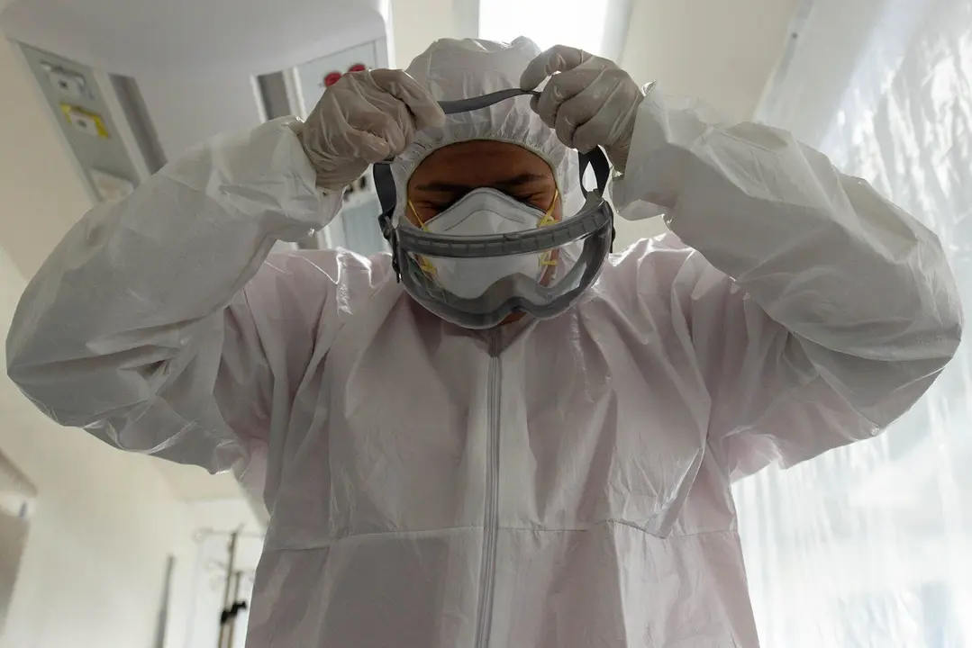 22 May 2020, Mexico, Toluca: A medic puts on protective glasses at Maternal Perinatal Hospital which contains an intensive care unit for newborns or pregnant women patients who suffer the coronavirus (COVID-19). Photo: Gerardo Luna/NOTIMEX/dpa