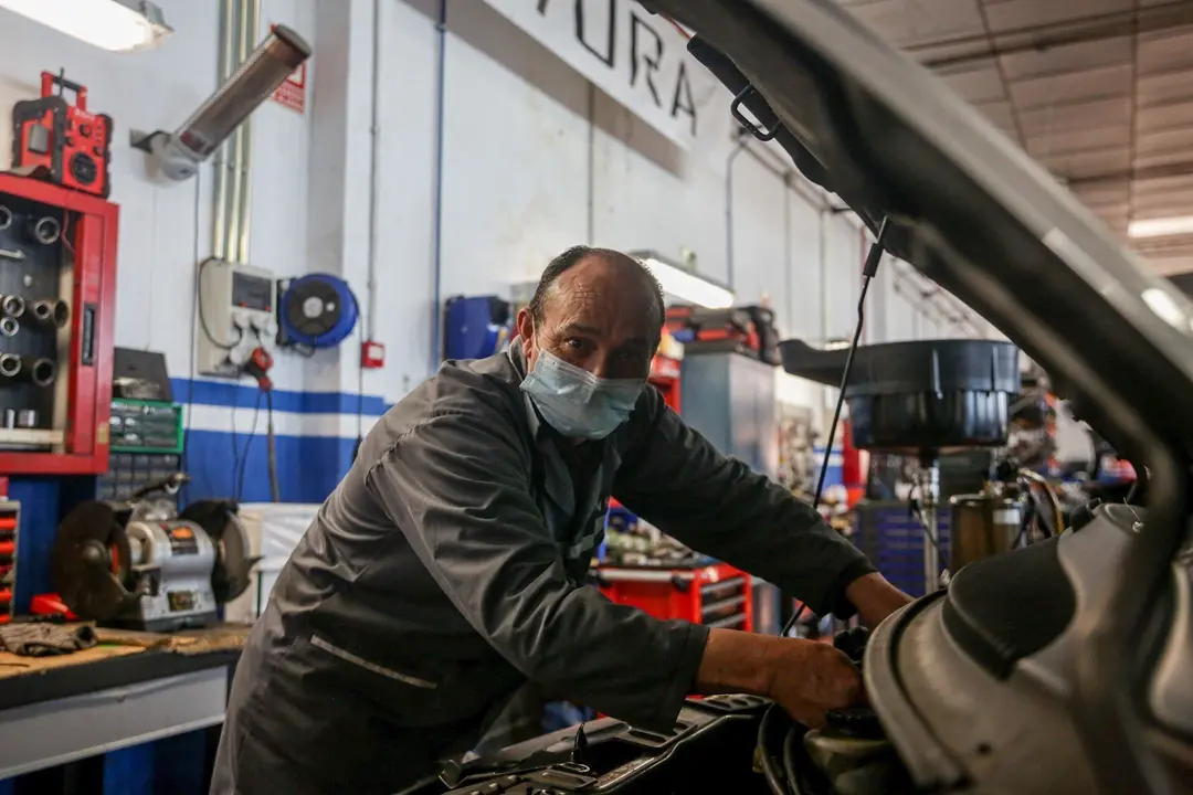Un trabajador con mascarilla.