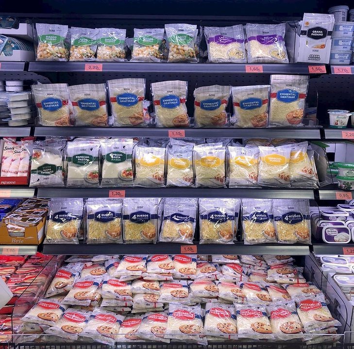 Lineal de quesos rallados en Mercadona