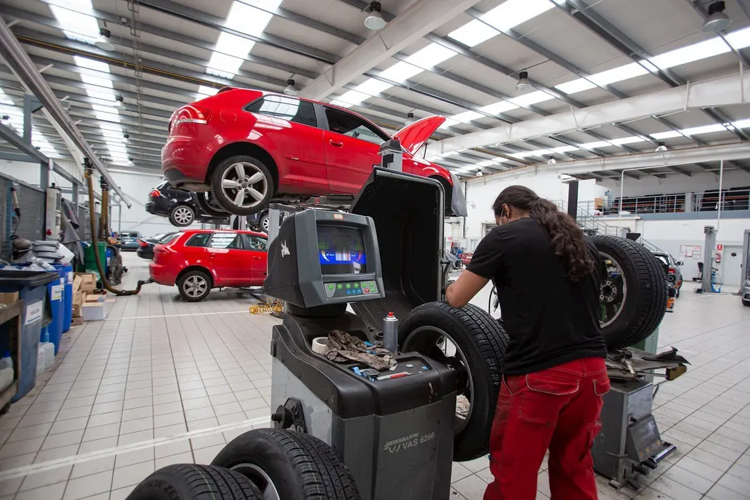 Un empleado manipula un veh&iacute;culo en uno de los talleres que trabaja bajo cita previa y contando con un protocolo de seguridad e higiene, ya que cuando los clientes se ponen en contacto con el establecimiento para gestionar su visita al taller durante la F