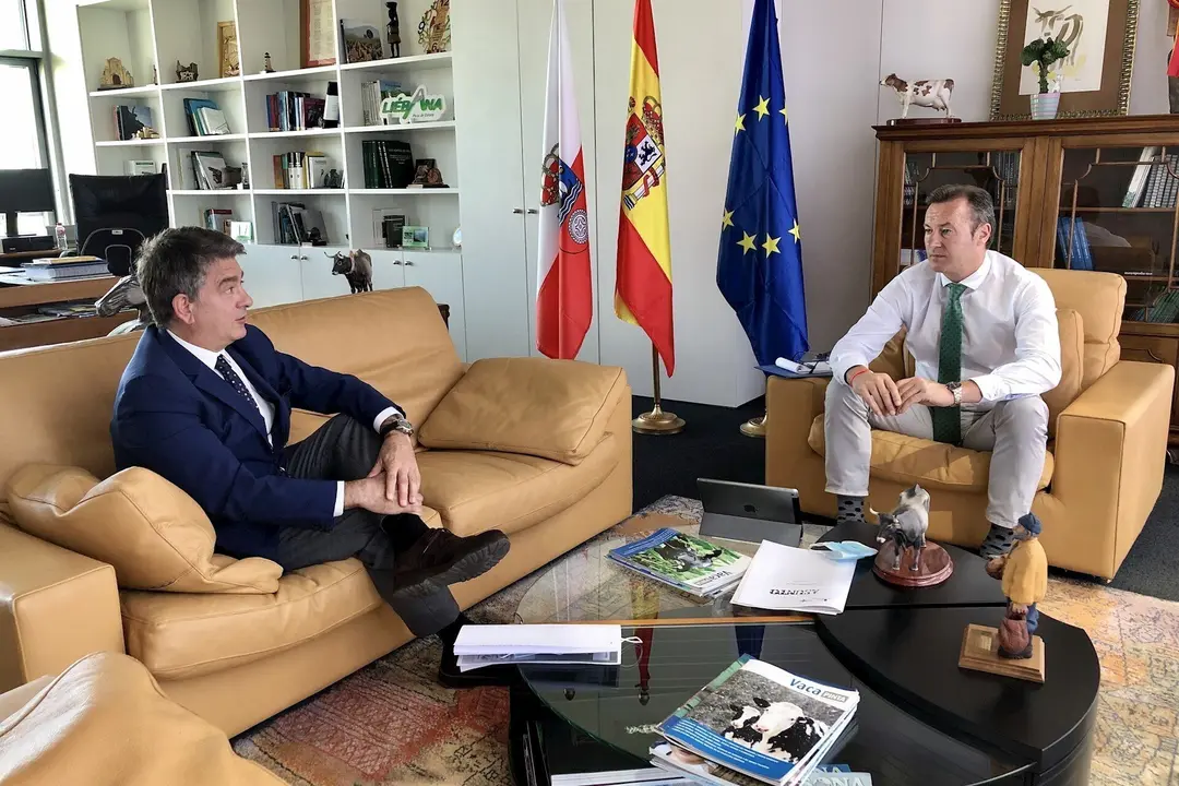 11:30 Horas. Despacho Del Consejero De Desarrollo Rural, Ganader&iacute;a, Pesca Y Medio Ambiente. El Consejero De Desarrollo Rural, Ganader&iacute;a, Pesca Y Medio Ambiente, Guillermo Blanco, Recibe Al Alcalde De Selaya, C&aacute;ndido Manuel Cobo.