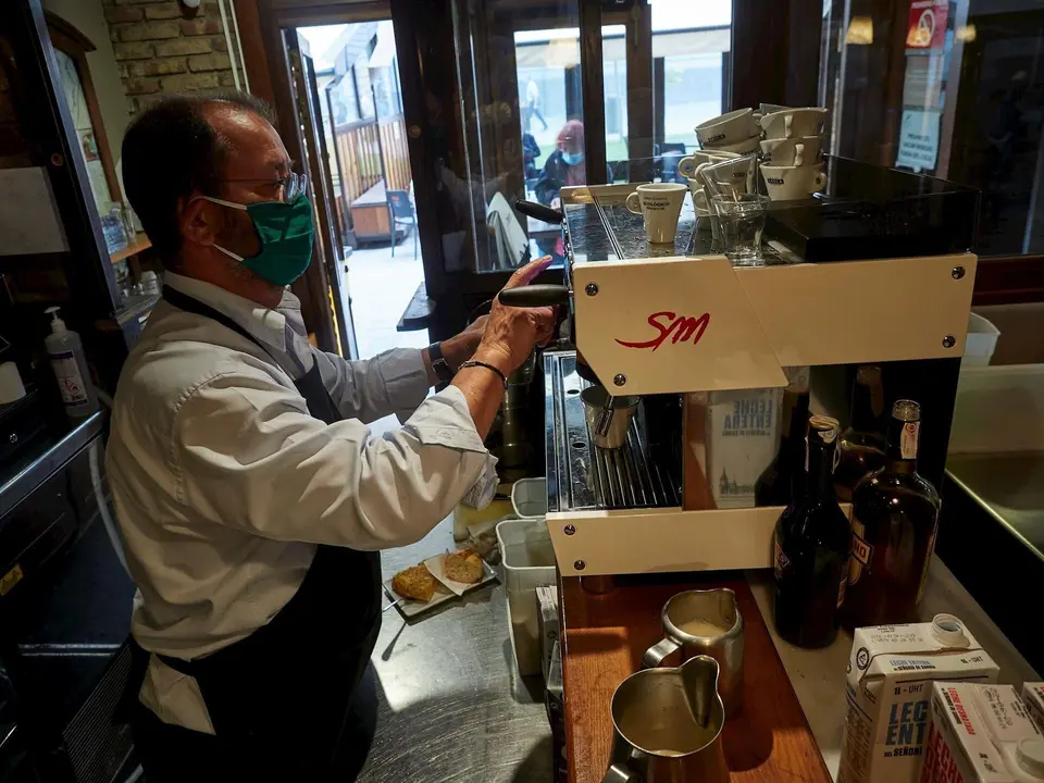 Un camarero en la barra de un bar en Pamplona, Navarra (Espa&ntilde;a), a 25 de mayo de 2020.
