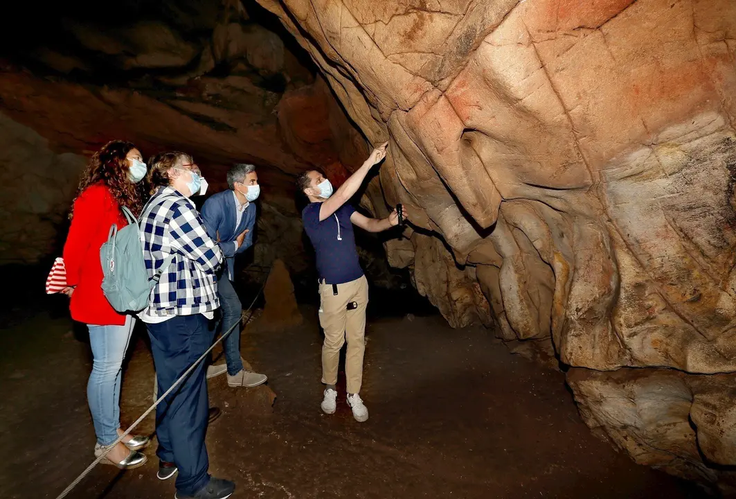 El vicepresidente, Pablo Zuloaga, en la cueva de El Castillo
