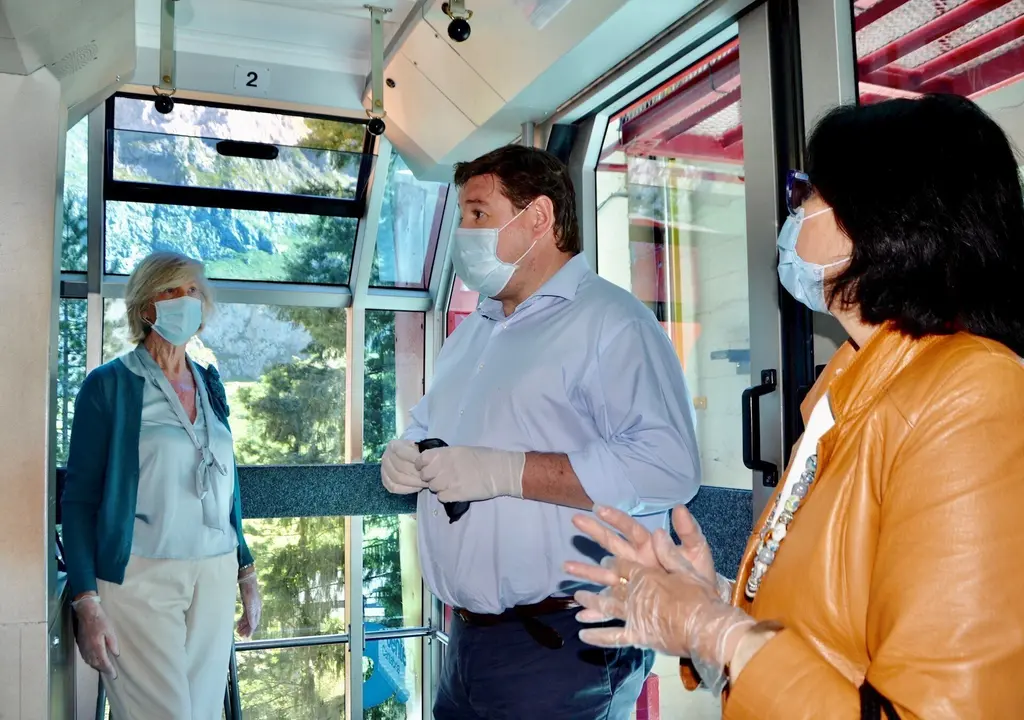 Visita de la consejera de Turismo, Marina Lomb&oacute;, al telef&eacute;rico de Fuente D&eacute;
