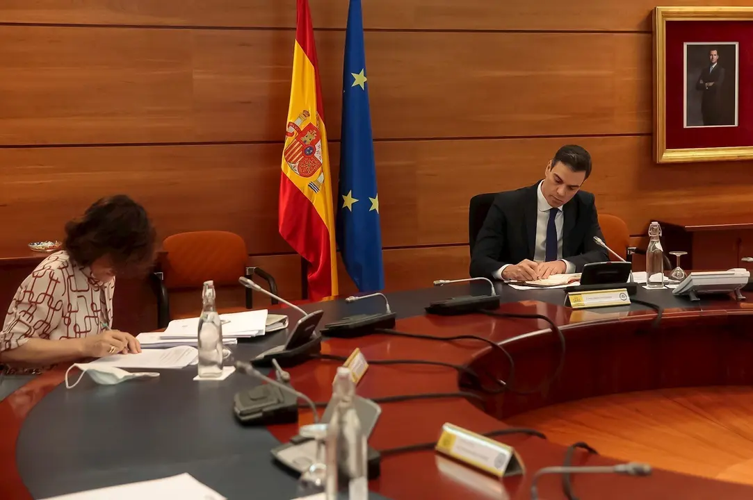 El presidente del Gobierno, Pedro S&aacute;nchez (d), y la vicepresidenta primera del Gobierno y ministra de la Presidencia, Relaciones con las Cortes y Memoria Democr&aacute;tica, Carmen Calvo (d), en Madrid (Espa&ntilde;a), a 22 de mayo de 2020.