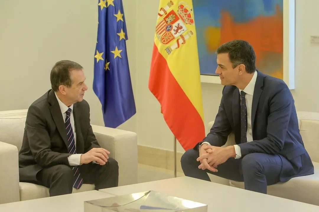 El presidente del Gobierno, Pedro S&aacute;nchez, recibe al presidente de la Federaci&oacute;n Espa&ntilde;ola de Municipios y Provincias (FEMP), Abel Caballero, en el Palacio de la Moncloa  