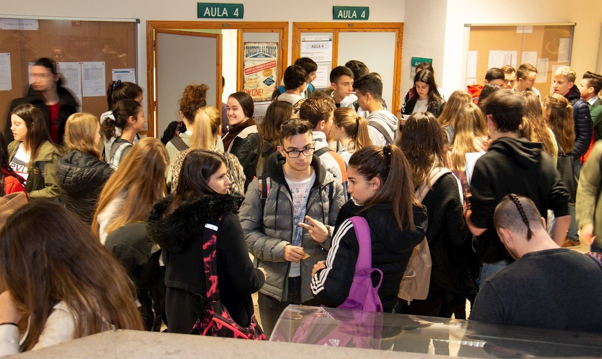Estudiantes realizando la EBAU en la Universidad de Cantabria. Archivo.