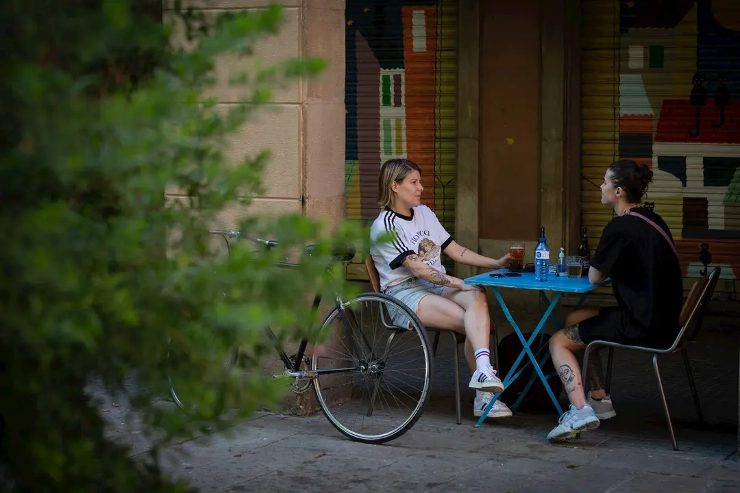Varias personas disfrutan en la terraza de un bar durante el segundo d&iacute;a de la reapertura al p&uacute;blico de las terrazas al aire libre de los establecimientos de hosteler&iacute;a y restauraci&oacute;n limit&aacute;ndose al 50% de las mesas.