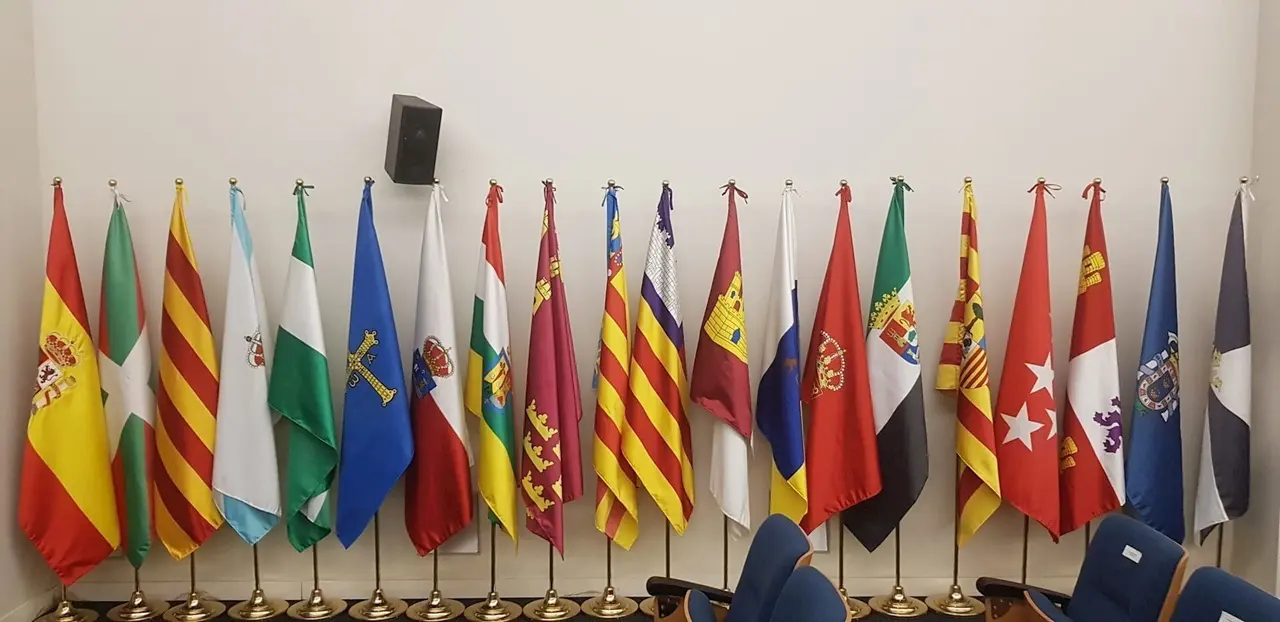 Banderas de Espa&ntilde;a y las comunidades aut&oacute;nomas