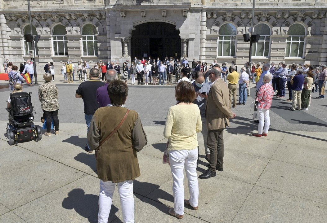 Minuto de silencio en la Plaza del Ayuntamiento de Santander por las víctimas del coronavirus