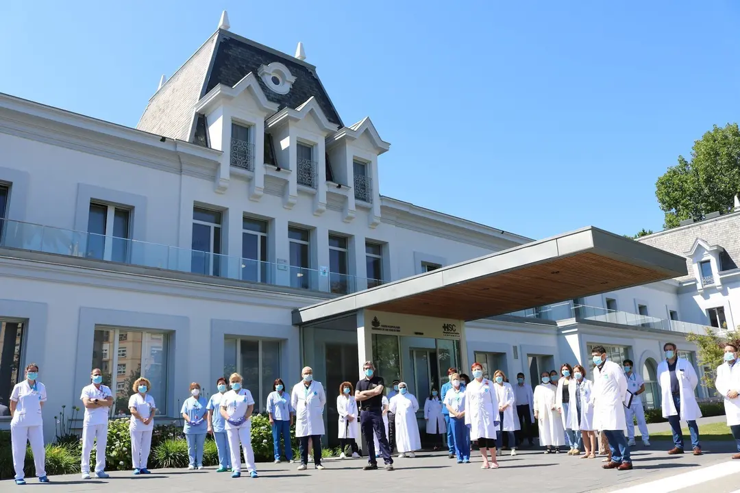 Minuto de silencio por las v&iacute;ctimas del Covid en el Hospital Santa Clotilde