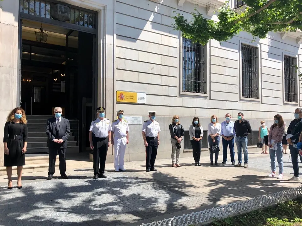 Minuto de silencio por las v&iacute;ctimas del Covid en la Delegaci&oacute;n del Gobierno en Cantabria