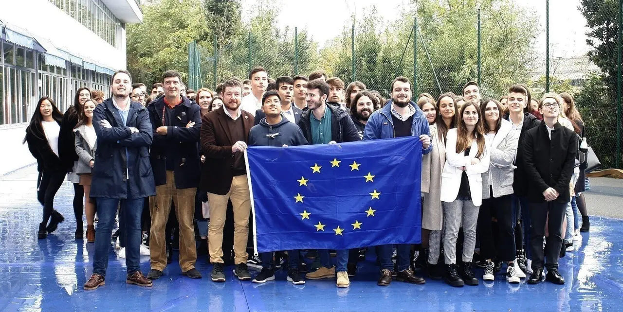 Estudiantes del La Paz junto a representantes del Ayuntamiento de Torrelavega