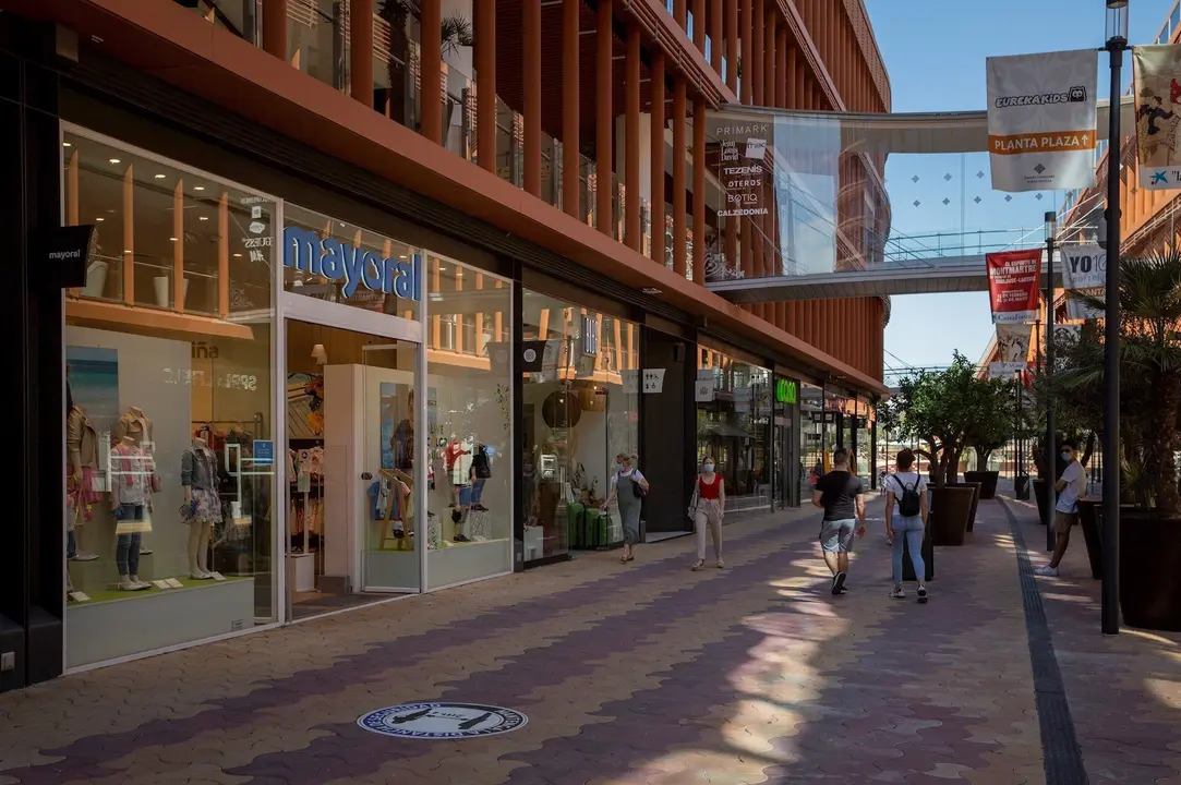 El centro comercial Torre Sevilla durante el primer d&iacute;a de apertura de los Centros Comerciales al inicio de la Fase 2 del plan de desecalada. En Sevilla, (Andaluc&iacute;a, Espa&ntilde;a), a 25 de mayo de 2020.