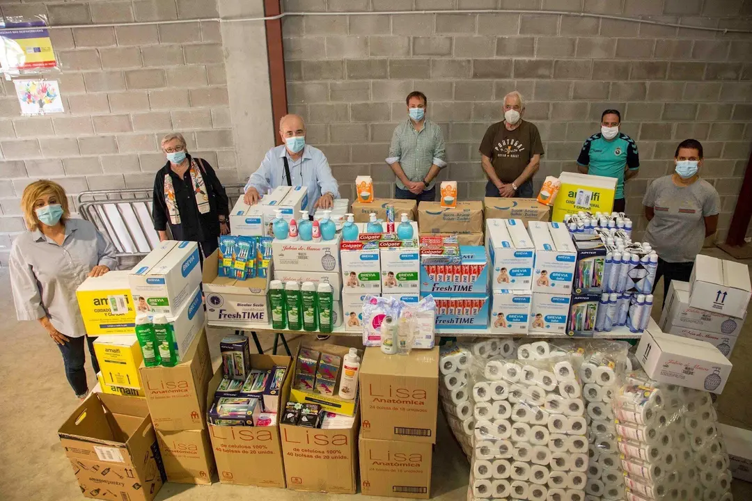 Donaci&oacute;n de la Pe&ntilde;a Racinguista Oj&aacute;ncanos a la Plataforma Municipal de Alimentos de Camargo