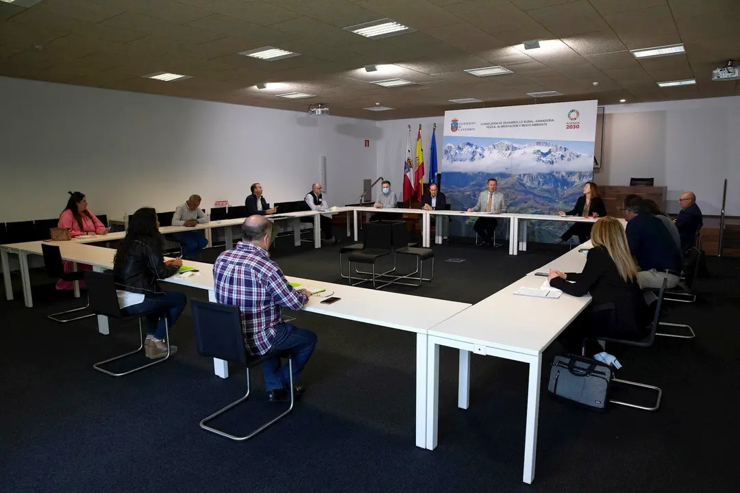El consejero de Desarrollo Rural, Guillermo Blanco, en la reuni&oacute;n con los GAL