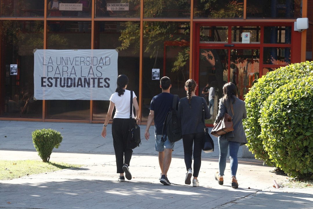 Estudiantes de la Universidad Rey Juan Carlos de Madrid en el campus de Vicálvaro.