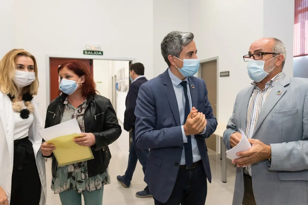 Zuloaga y Rodr&iacute;guez con mascarilla en Valdecilla