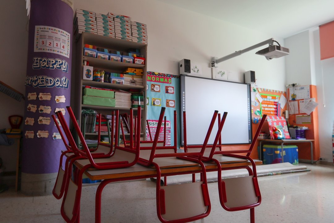 Mesas y sillas recogidas en un aula del Centro de Educación Infantil. Archivo.
