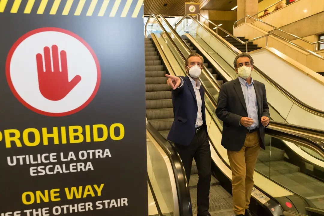 Mart&iacute;n y Pi&ntilde;a en la estaci&oacute;n de autobuses de Santander