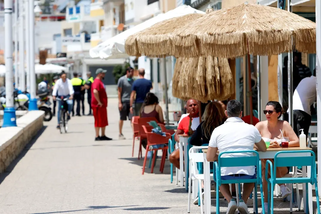 Un grupo de personas pasean por el paseo mar&iacute;timo de Pedregalejo  durante la Fase 1 en M&aacute;laga a 20 de mayo del 2020