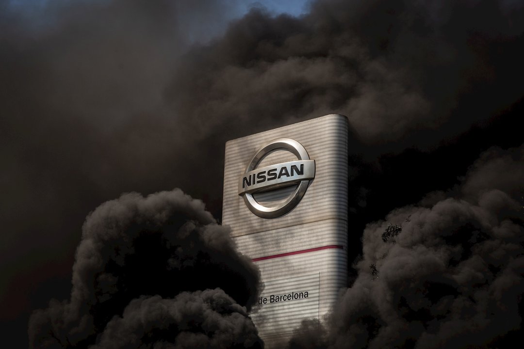 Trabajadores de la planta de producción de Nissan en Barcelona queman neumáticos en el exterior de la fábrica en la Zona Franca el día en el que fabricante japonés de automóviles, como parte de su nuevo plan estratégico a medio plazo, ha decidido cerrarla