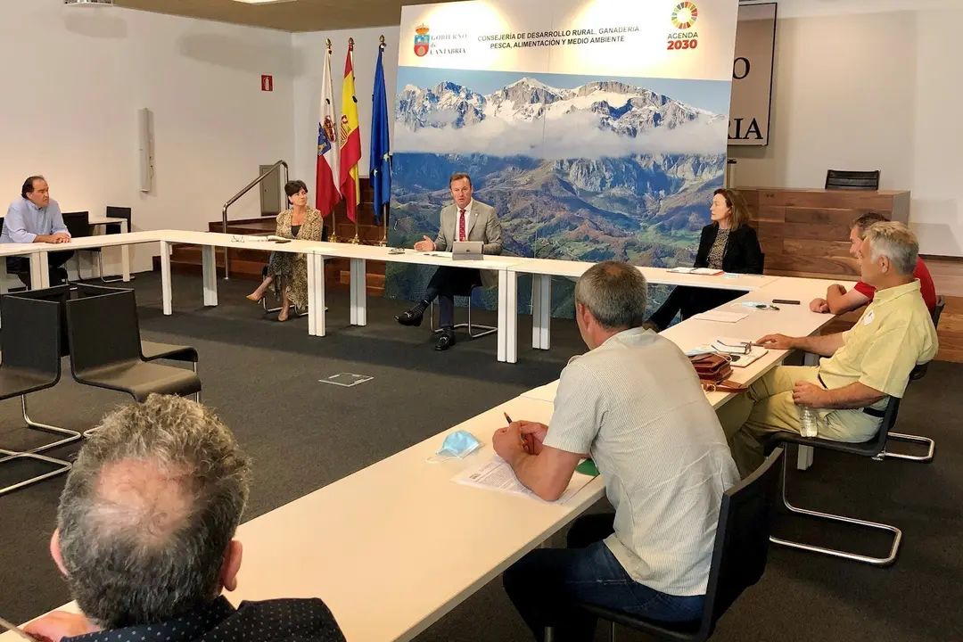 Reuni&oacute;n entre el consejero de Desarrollo Rural, Guillermo Blanco, y los representantes de las organizaciones agrarias