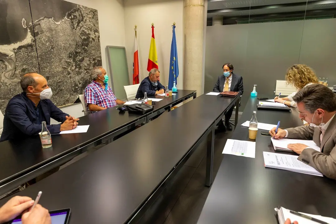 Reuni&oacute;n entre el consejero de Obras P&uacute;blicas, Ordenaci&oacute;n del Territorio y Urbanismo, Jos&eacute; Luis Gochicoa, y representantes de AMA
