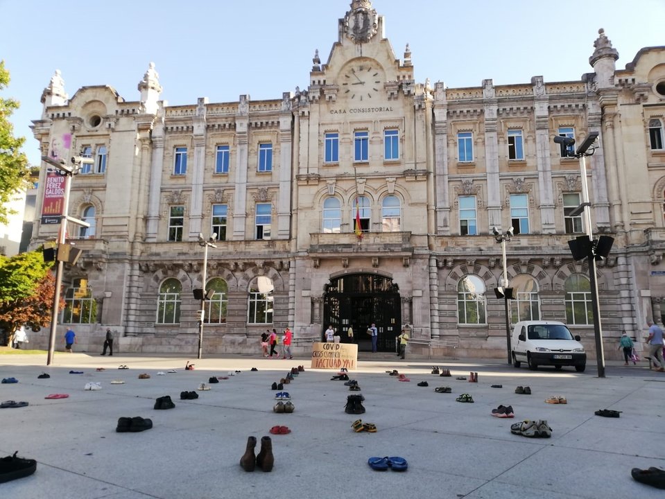 Zapatos en la plaza del Ayuntamiento de Santander