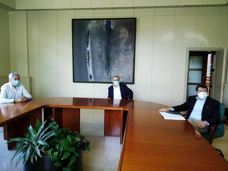 El portavoz regionalista en el Ayuntamiento de Santander, Jos&eacute; Mar&iacute;a Fuentes Pila, y el rector de la Universidad de Cantabria (UC), &Aacute;ngel Pazos