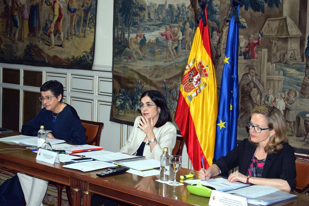 Las ministras Arancha González Laya y Carolina Darias, y la vicepresidenta tercera del Gobierno, Nadia Calviño, en la Carue.