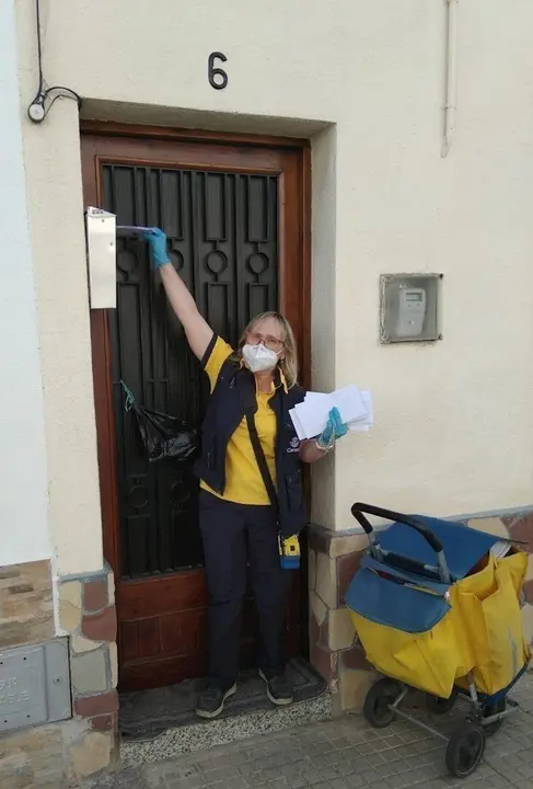 Una cartera de correos reparte mascarillas adquiridas por el Ayuntamiento de Parets del Vall&egrave;s (Barcelona) para mayores de 60 a&ntilde;os