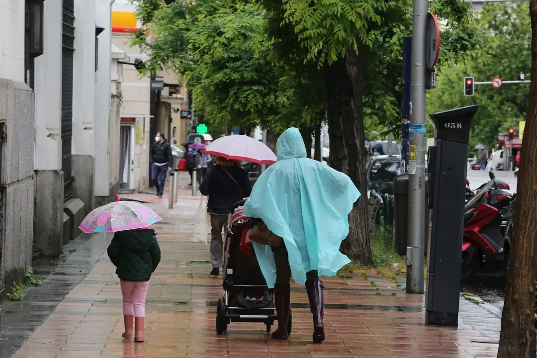 Una mujer y una ni&ntilde;a pasean con paraguas en la capital en un d&iacute;a de lluvia y bajada de temperaturas en toda Espa&ntilde;a, en que en gran parte de la Pen&iacute;nsula y Baleares se espera nubosidad, con chubascos y tormentas casi generalizados, que podr&aacute;n ser localment