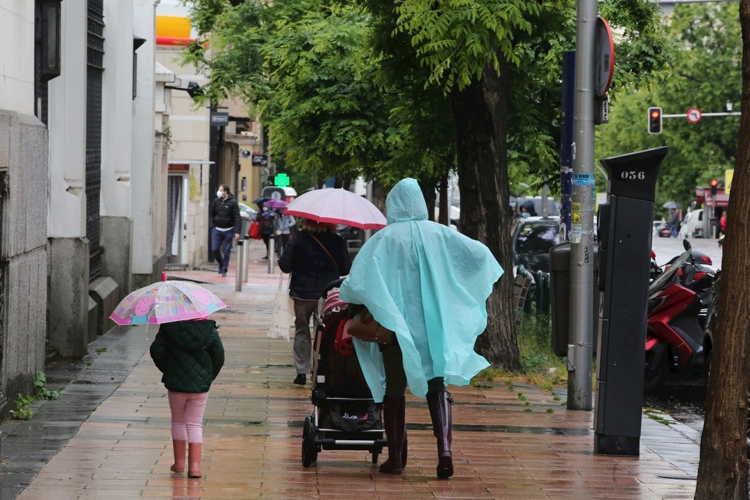 Una mujer y una niña pasean con paraguas en la capital en un día de lluvia y bajada de temperaturas en toda España, en que en gran parte de la Península y Baleares se espera nubosidad, con chubascos y tormentas casi generalizados, que podrán ser localment