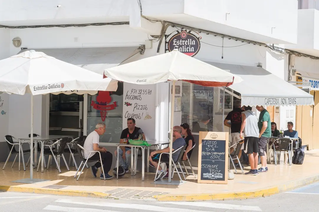 Clientes en la terraza de la cafeter&iacute;a Bon Temps. Formentera.