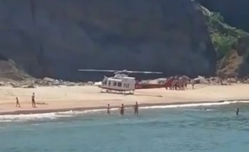 Helicóptero en la Cala de Los Caballos.