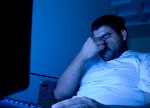 Estr&eacute;s laboral, cansancio, sue&ntilde;o, dormido, pensando, preocupado