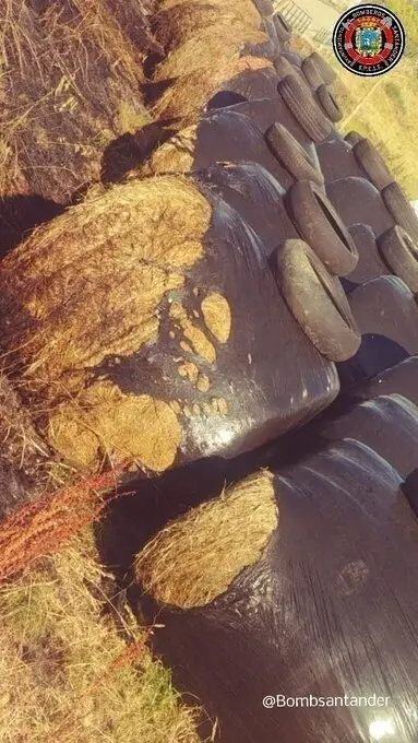 Balas de paja quemadas y sofocadas por Bomberos de Santander en Puente Arce