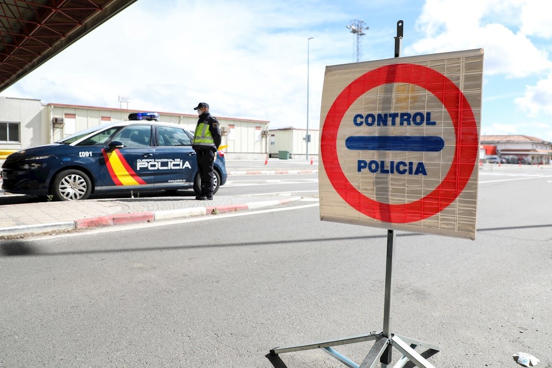 Efectivos de la de la Policía Nacional realizan controles en el puesto fronterizo con Portugal