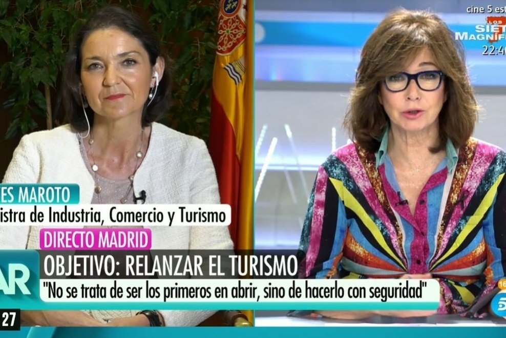 La ministra de Industria, Comercio y Turismo, Reyes Maroto, junto a Ana Rosa en Telecinco.