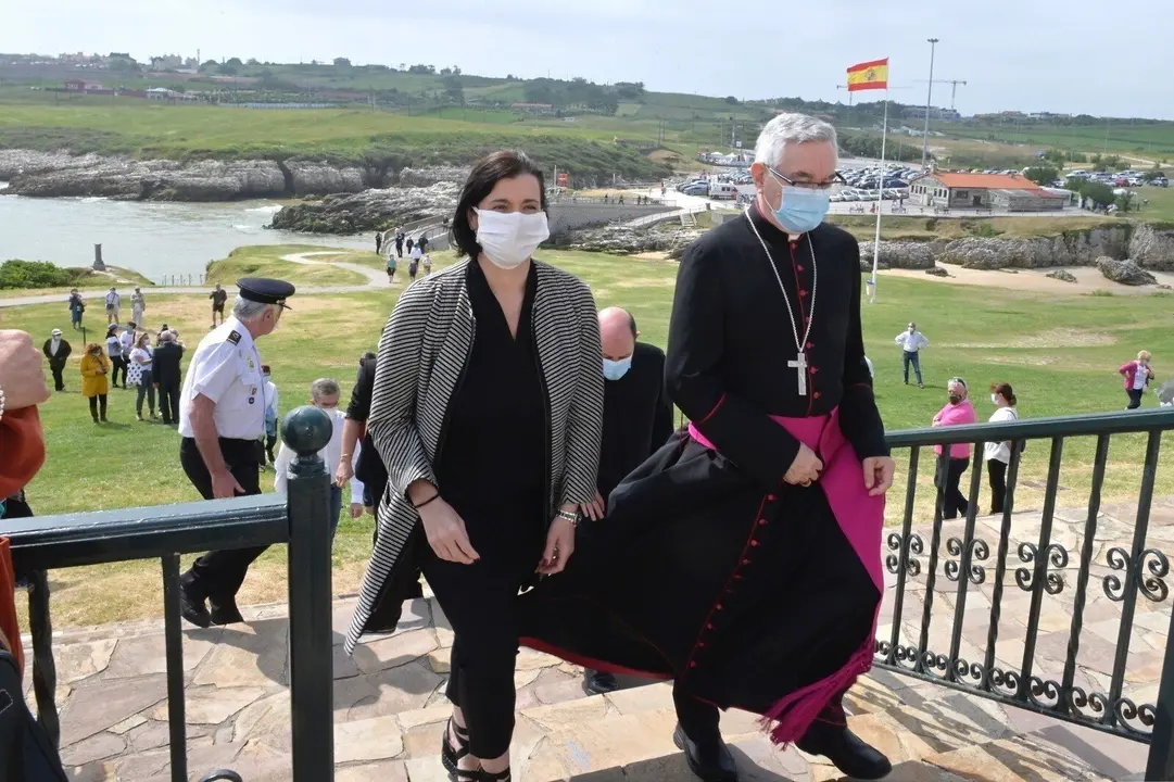 La alcaldesa de Santander, Gema Igual, y el obispo de Santander, Manuel S&aacute;nchez Monge, en la Virgen del Mar
