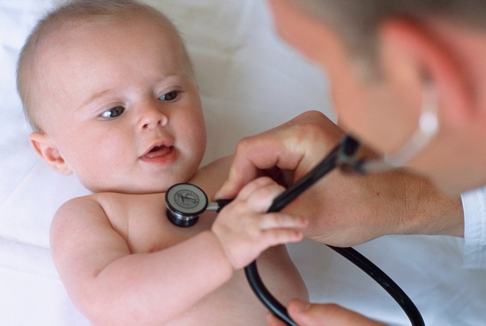 Pediatra, consulta bebé.